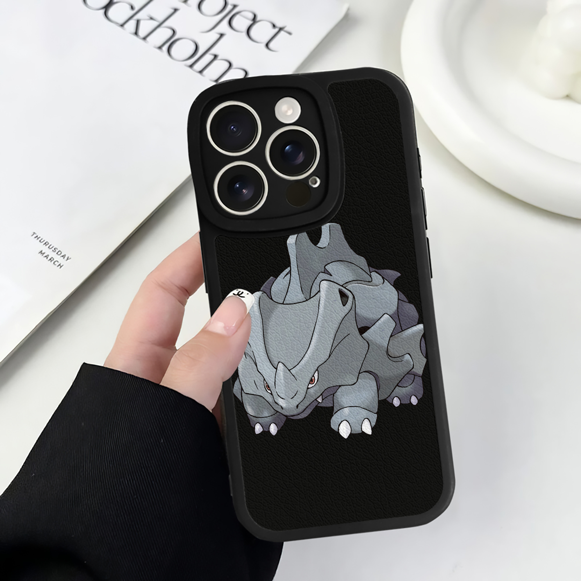 （画像用） ポケットモンスター Pokémon 【iPhone 16シリーズ対応】シリコンスマホケース（レザー調） 材質：シリコン
